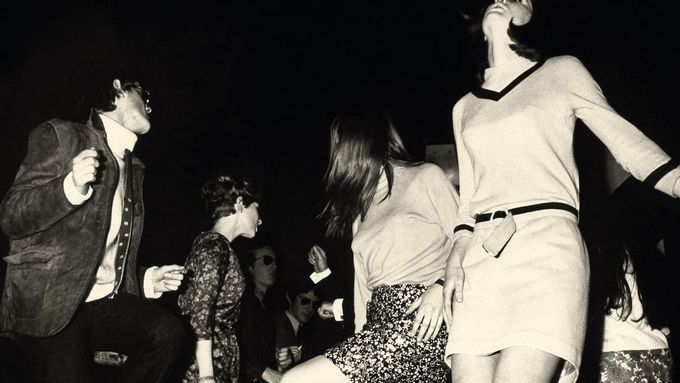 Román Utopia Avenue se odehrává na pozadí drog, sexu a revolučních protestů 60. let. Na snímku je fotografie z přebalu amerického vydání.