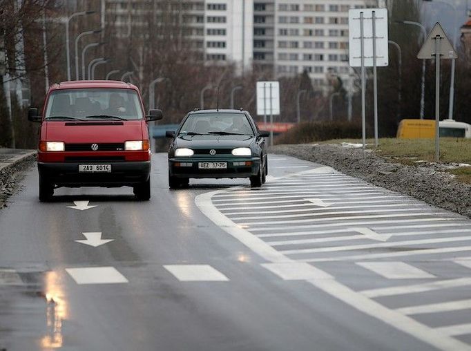 Dva souběžné jízdní pruhy jsou po tragické události svedeny před přechodem pro chodce do jediného.