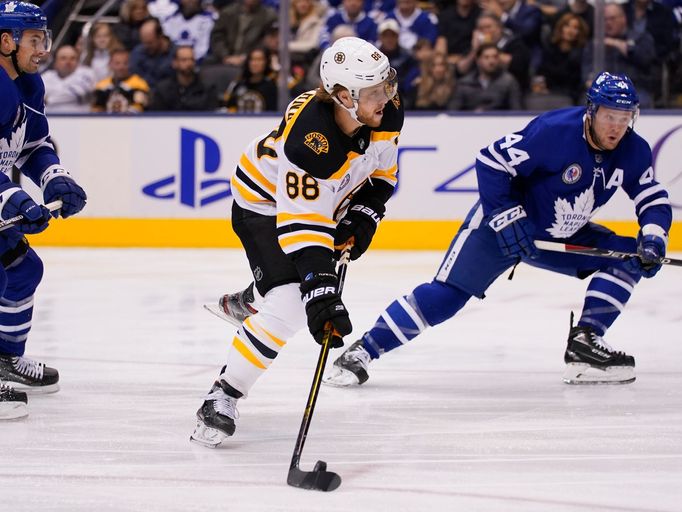 NHL 2019/20, Toronto - Boston: David Pastrňák si připravuje střelu.