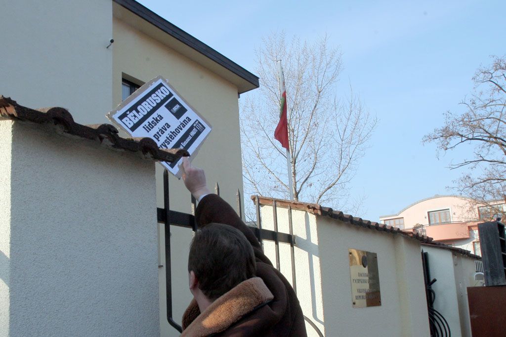 Protest před Běloruskou ambasádou.