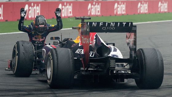 Sebastian Vettel vyhrál čtvrtý titul po sobě, také týmům vládl Red Bull. Podívejte se, co všechno zajímavého se letos v F1 stalo.