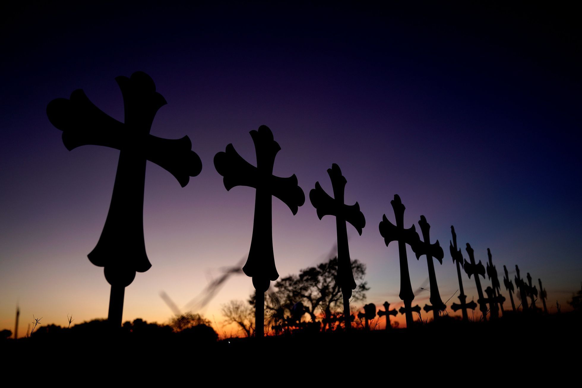Kříže u baptistického kostela v Sutherland Springs. Místě masakru.