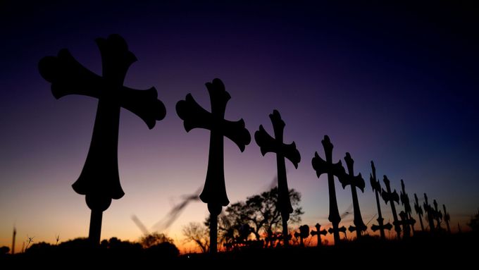 Kříže před kostelem v texaské vesnici Sutherland Springs.