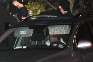 Policisté odvážejí středočeského hejtmana a poslance ČSSD Davida Ratha z jeho domu v Hostivici u Prahy na snímku pořízeném 15. května večer.