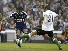 Raul z Realu Madridu (vlevo) střílí přes Rubena Gonzaleze ze Santanderu gól.