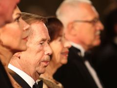Václav Havel a Václav Klaus s manželkami.