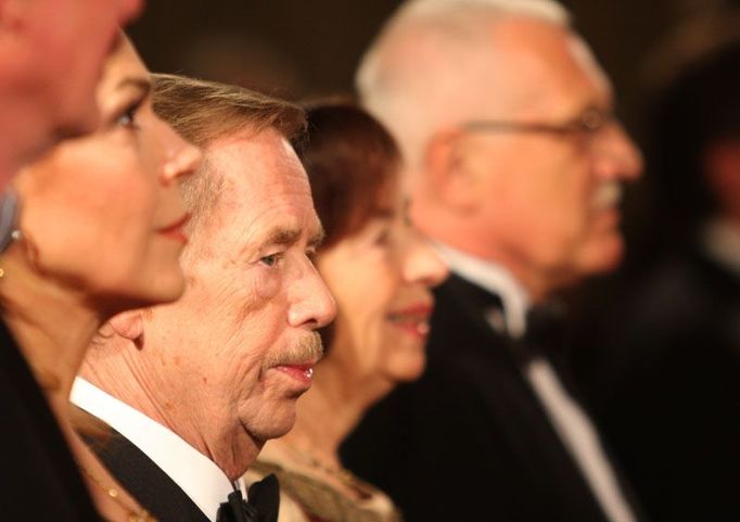 Václav Havel a Václav Klaus s manželkami.