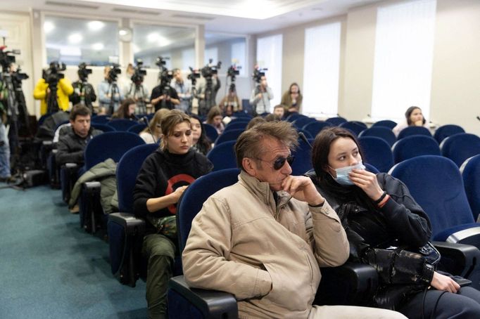 Americký herec Sean Penn na tiskové konferenci v prezidentské kanceláři v Kyjevě.