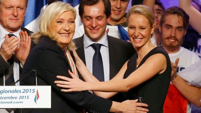 Vůdkyně francouzské krajně pravicové Národní fronty Marine Le Penová (vlevo) se svojí úspěšnou neteří Marion (vpravo) v roce 2015.