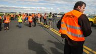 Spotteři (letečtí nadšenci) jsou dobře připraveni na přílet airbusu v barvách ČSA na Letiště Václava Havla.