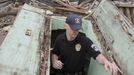 Oklahoma County Sheriff's Deputy Erik Gransberg searches for victims in an underground shelter in Moore, Oklahoma May 21, 2013. Rescuers went building to building in search of victims and thousands of survivors were homeless on Tuesday, a day after a massive tornado tore through a suburb of Oklahoma City, wiping out whole blocks of homes and killing at least 24 people. REUTERS/Richard Rowe (UNITED STATES - Tags: DISASTER ENVIRONMENT) Published: Kvě. 21, 2013, 11:43 odp.