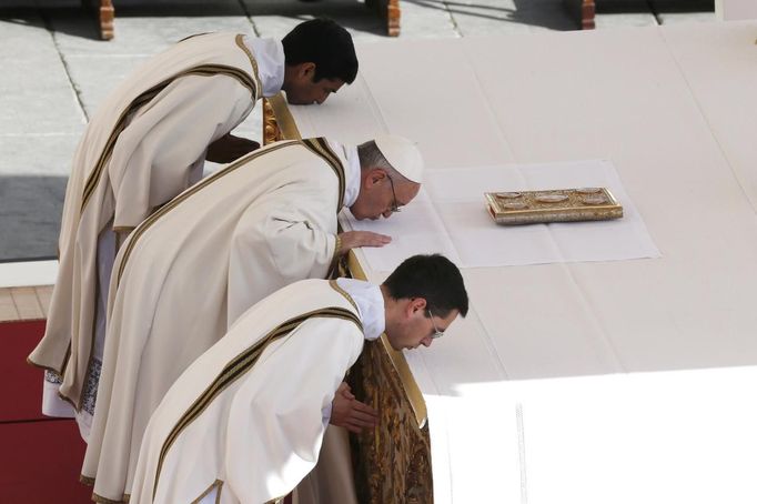 Pope Francis kisses the altar in Saint Peter's Square during his inaugural mass at the Vatican, March 19, 2013. Pope Francis celebrates his inaugural mass on Tuesday among political and religious leaders from around the world and amid a wave of hope for a renewal of the scandal-plagued Roman Catholic Church. REUTERS/Stefano Rellandini (VATICAN - Tags: RELIGION POLITICS) Published: Bře. 19, 2013, 9:10 dop.