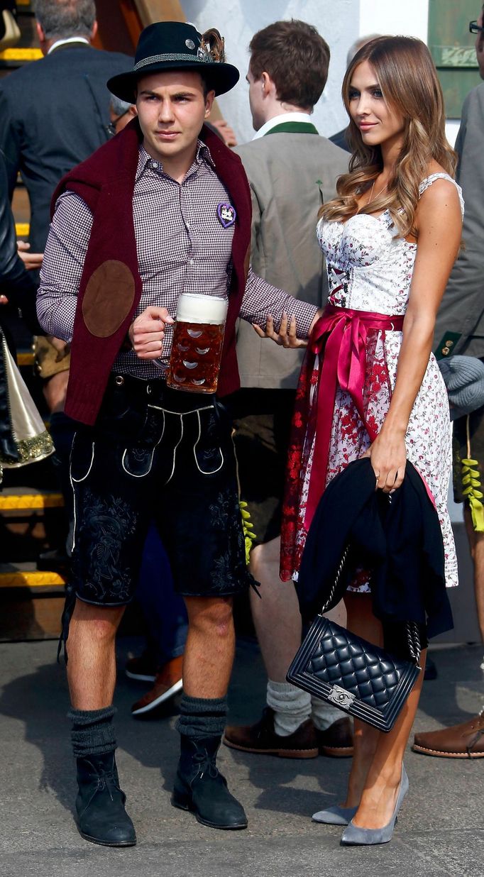 Bayern Mnichov na Oktoberfestu 2015: Mario Götze a přítelkyně Ann-Kathrin Brömmelová