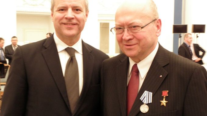 Vladimír Remek (vpravo) na archivním snímku se svým předchůdcem Petrem Kolářem.