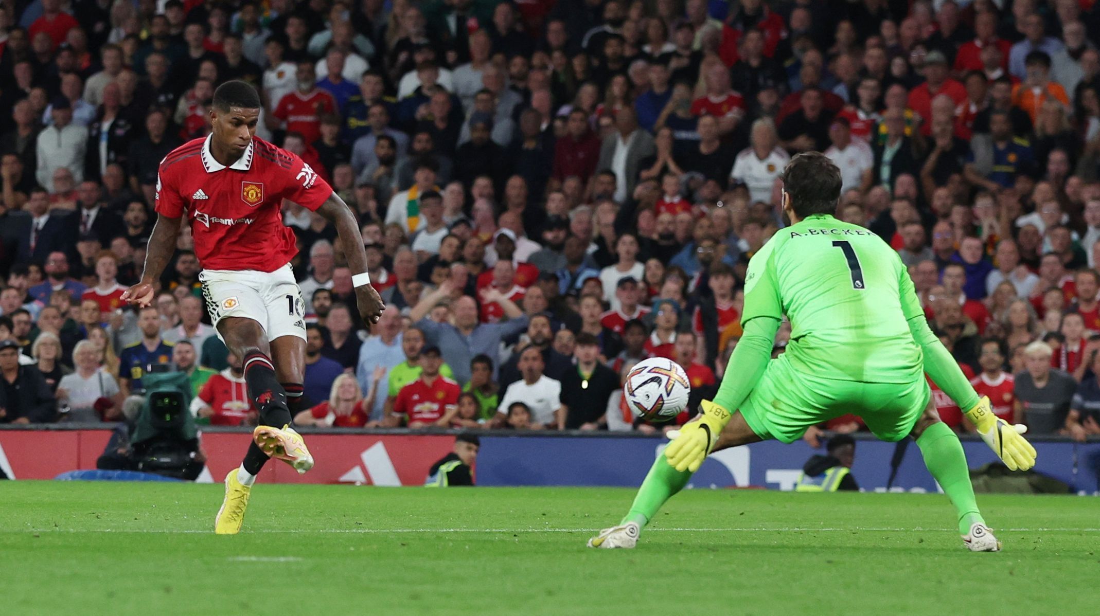 Marcus Rashford z Manchesteru United dává gól v zápase s Liverpoolem