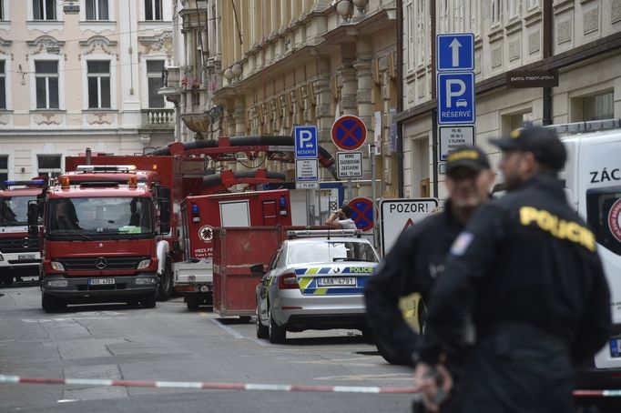 Doprava v místě i ve vedlejší ulici byla pro dopravu uzavřená, projížděly pouze prostředky MHD.