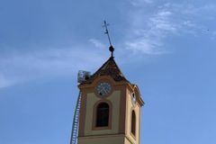 Grolich předal papeži Františkovi kříž z trámů moravského kostela zasaženého tornádem