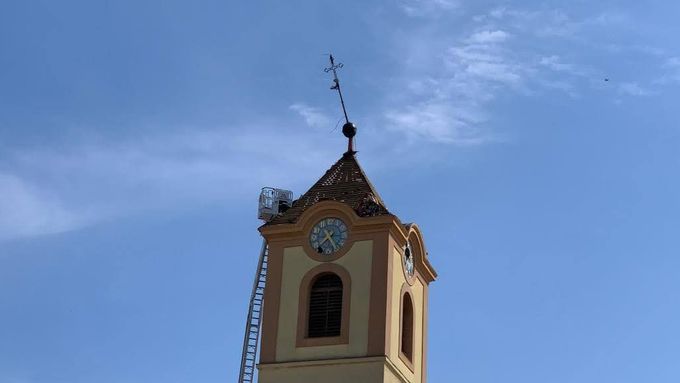 Kostel v Moravské Nové Vsi poničený tornádem.