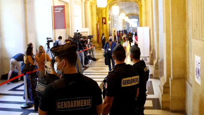 Policisté hlídají soud k útokům v Paříži v roce 2015.