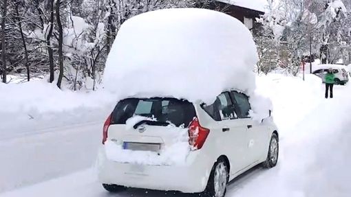 Sněhové čepice na autech i na střechách. V Alpách hrozí nebezpečí lavin