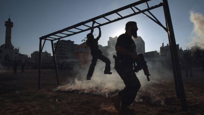 Členové ozbrojené frakce Hamasu na cvičení v pásmu Gazy.
