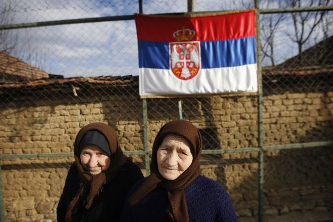 Serbian women wait at a school to welcome visiting Serbian President Boris Tadic in the isolated village of Cernica in Kosovo January 31, 2008. President Tadic paid a rare visit to Kosovo on Thursday, drawing on Serbia's diplomatic fight to keep hold of the province in his own battle for re-election in a knife-edge vote this weekend. REUTERS/Damir Sagolj (SERBIA)