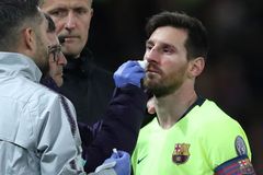Messi v Manchesteru cedil krev, ale Barca si veze výhru. Ajax remizoval s Juventusem