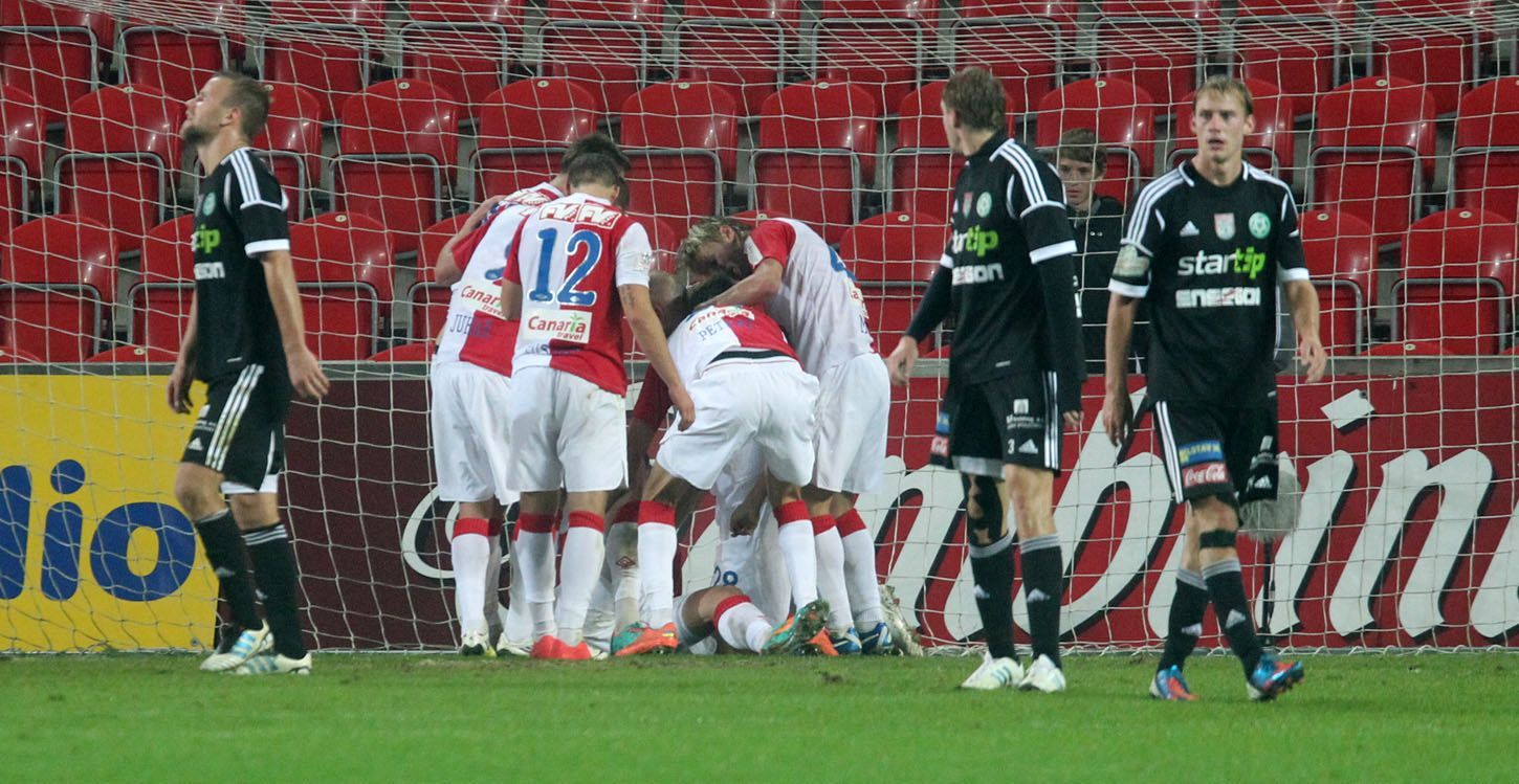 Fotbalisté Slavie Praha v utkání 11. kola Gambrinus ligy 2012/13 proti Příbrami.