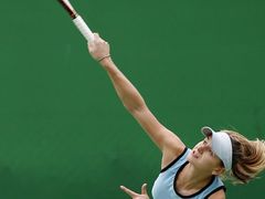 Zuzana Ondrášková se natahuje po míčku v utkání Australian Open s Clarisou Fernandezovou z Argentiny.