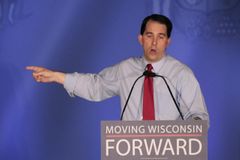 Guvernér Wisconsinu zůstane v úřadu, ustál pokus o odvolání