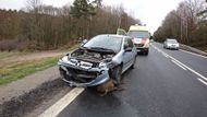 Takový kanec dokáže auto řádně zdemolovat.