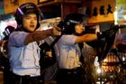 Hongkongská policie zatkla o víkendu 65 demonstrantů, poprvé nasadila vodní dělo