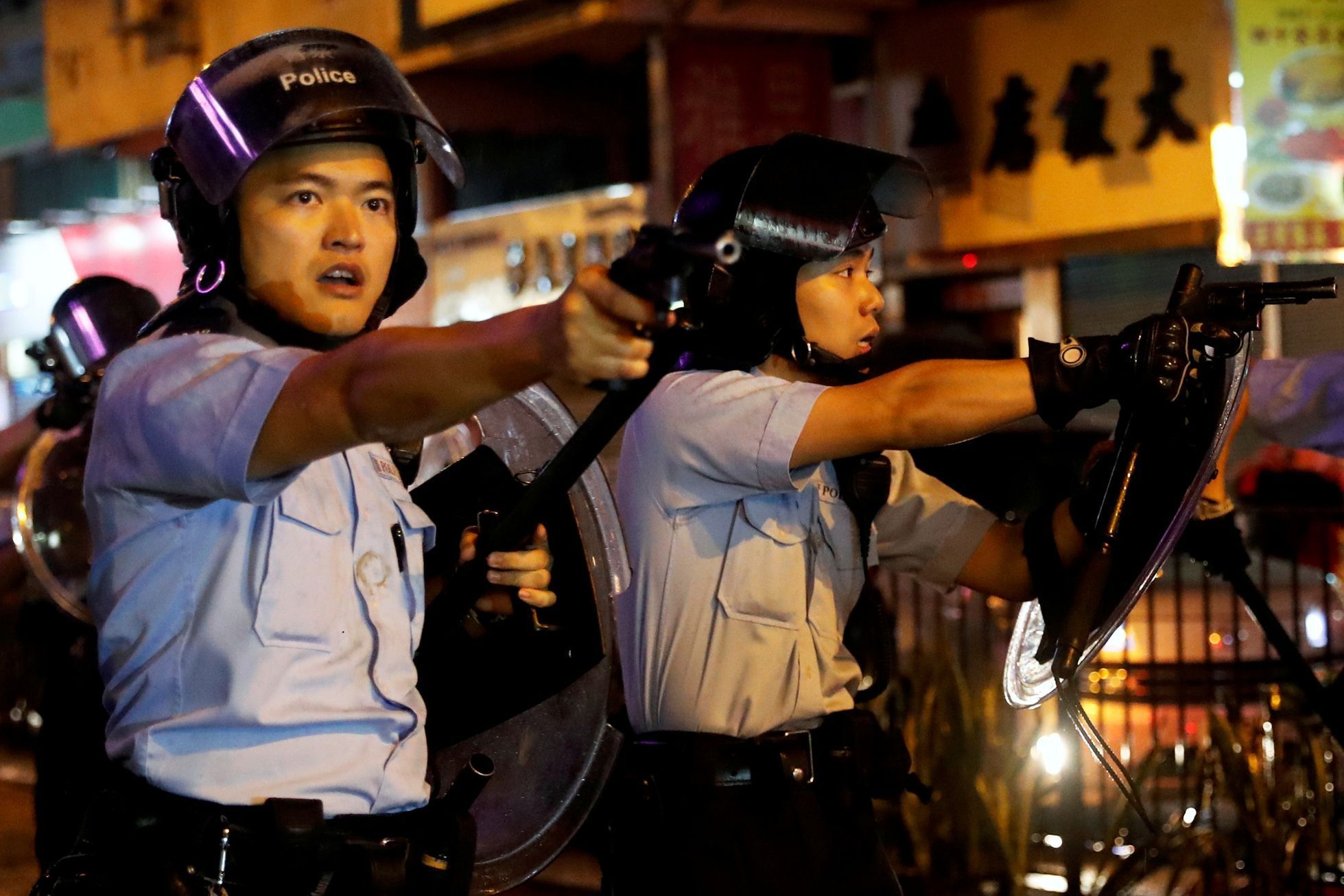 Policie v Hongkongu mířila na demonstranty zbraněmi.