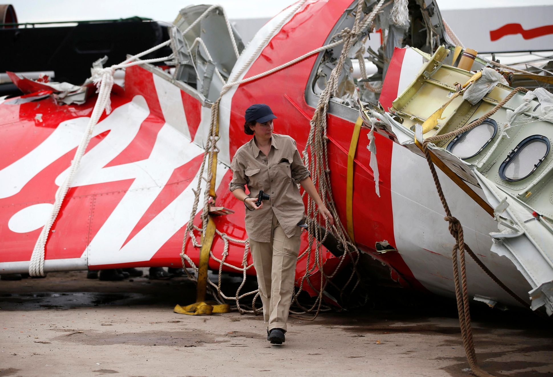 Vytahování trosek letounu Air Asia