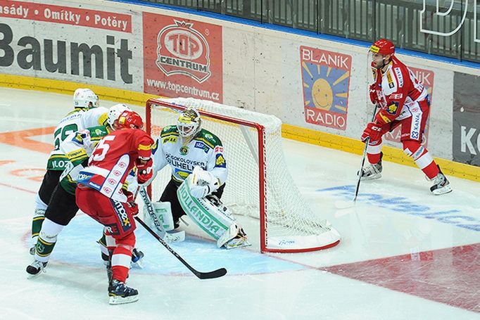 Hokejista Slavie Praha Petr Jelínek se tlačí před Lukáše Mensatora v utkání 5. kola Tipsport extraligy 2012/13 s Karlovými Vary.