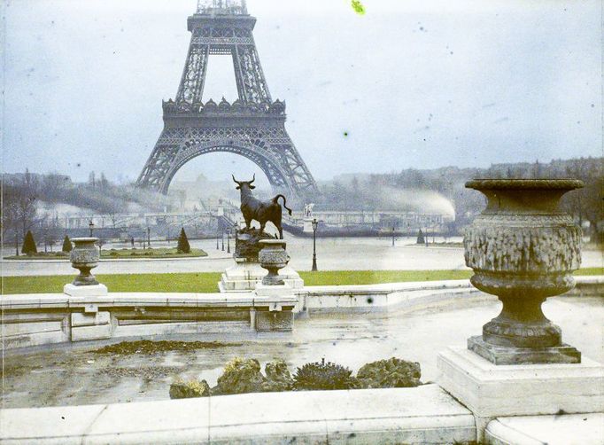 Eiffelova věž při pohledu z Trocadera v Paříži, rok 1929