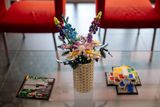 Recepci i další prostory kladenské továrny Lego zdobí květiny. Místo těch živých tady ale vsadili na vlastní výrobu.