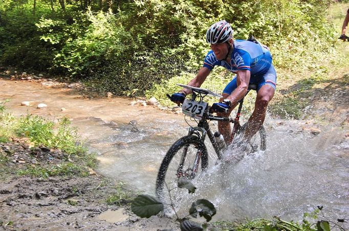 Česká stálice a jistota MTBO Jaroslav Rygl jede svůj úsek štafety.