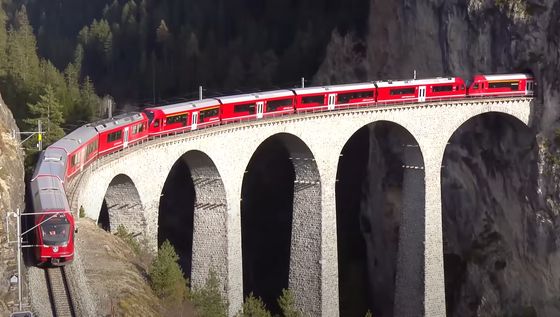 Tato část železnice patří mezi nejkrásnější úseky na světě a je na Seznamu světového dědictví UNESCO.