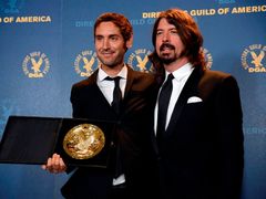Režisér vítězného dokumentu Malik Bendjelloul s Davem Grohlem z Foo Fighters, který mu cenu předával
