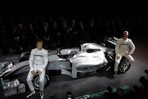 Obrazem: Mercedes GP představil nový monopost i Schumachera