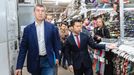 Tehdy coby ministr financí si Andrej Babiš prošel nejen vietnamské restaurace, ale koridory s prodejci oblečení.