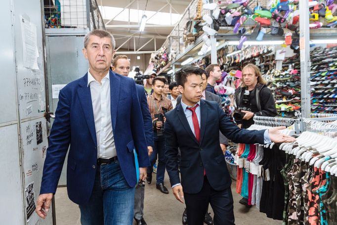 Tehdy coby ministr financí si Andrej Babiš prošel nejen vietnamské restaurace, ale koridory s prodejci oblečení.