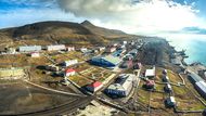 Celkový pohled na osadu Barentsburg s ruským hornickým dědictvím.