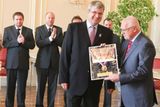 Zlatou plaketu předal prezident Klaus předsedovi České basketbalové federace Miroslavu Janstovi.