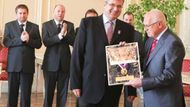 Zlatou plaketu předal prezident Klaus předsedovi České basketbalové federace Miroslavu Janstovi.