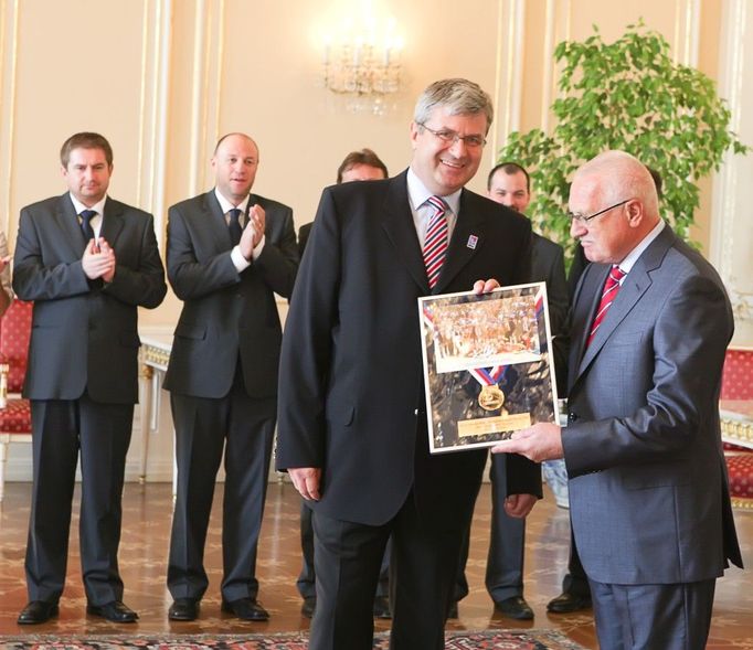 Zlatou plaketu předal prezident Klaus předsedovi basketbalové federace Miroslavu Janstovi.