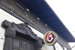Restauratér nemohl najít lidi, zavedl nový model: Sněz, co můžeš, máš na to 60 minut