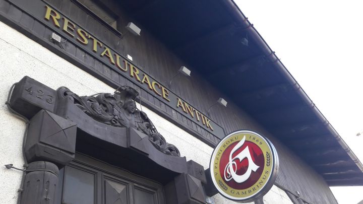 Restauratér nemohl najít lidi, zavedl nový model: Sněz, co můžeš, máš na to 60 minut
