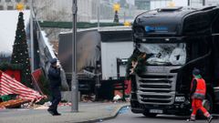 Policisté u nákladního auta, které najelo do davu na berlínských trzích.